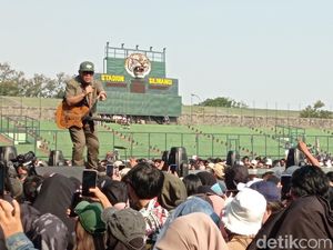 Lagu Runtah Doel Sumbang Sihir Penonton West Java Festival 2023 Lagu Runtah Doel Sumbang Sihir Penonton West Java Festival 2023