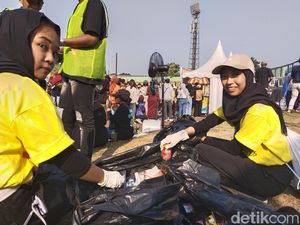 Aksi Bersih-bersih Relawan Jubelo di West Java Festival 2023 Aksi Bersih-bersih Relawan Jubelo di West Java Festival 2023