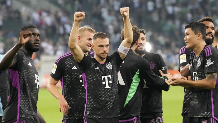 Bayern's team players celebrate after the German Bundesliga soccer match between Borussia Moenchengladbach and Bayern Munich in Moenchengladbach, Germany, Saturday, Sept. 2, 2023. (AP Photo/Martin Meissner)