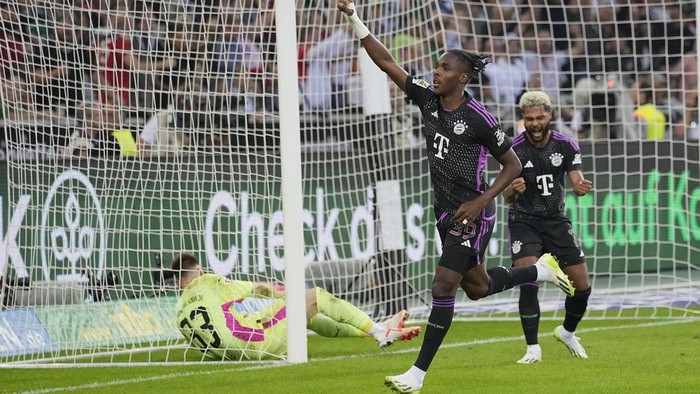 Bayerns Mathys Tel, centre, celebrates after scoring his sides second goal during the German Bundesliga soccer match between Borussia Moenchengladbach and Bayern Munich in Moenchengladbach, Germany, Saturday, Sept. 2, 2023. (AP Photo/Martin Meissner)