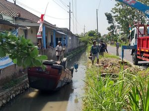 Pemobil Belajar Nyetir Nyemplung ke Sungai hingga Terbalik di Klaten