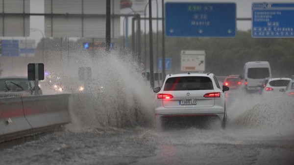 A vehicle passes through a large puddle of water caused by heavy rain following a Spains State Meteorological Agency (AEMET) red alert for severe storms, Madrid, Spain, September 3, 2023. REUTERS/Violeta Santos Moura