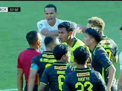 Momen Kocak Leo Lelis Dorong-dorongan dengan Ze Valente dan Sho Yamamoto