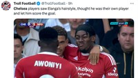 Elanga bikin gol mungkin gara-gara gimbal ya. Mungkin Chelsea mengira Elanga pemainnya, setelah banyak pemain berambut gimbal juga di skuadnya. (Foto: Twitter @TrollFootball)
