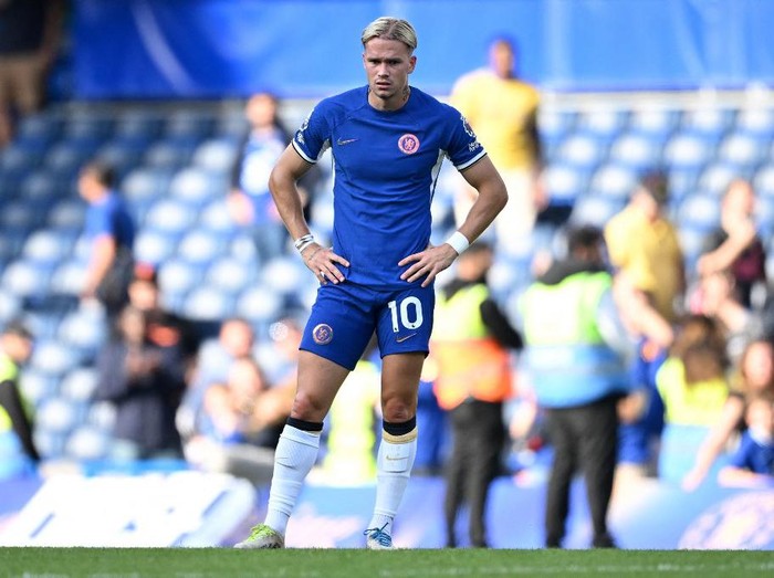 Chelsea's Ukrainian midfielder #10 Mykhailo Mudryk reacts to their defeat on the pitch after the English Premier League football match between Chelsea and Nottingham Forest at Stamford Bridge in London on September 2, 2023. Forest won the game 1-0. (Photo by JUSTIN TALLIS / AFP) / RESTRICTED TO EDITORIAL USE. No use with unauthorized audio, video, data, fixture lists, club/league logos or 'live' services. Online in-match use limited to 120 images. An additional 40 images may be used in extra time. No video emulation. Social media in-match use limited to 120 images. An additional 40 images may be used in extra time. No use in betting publications, games or single club/league/player publications. /