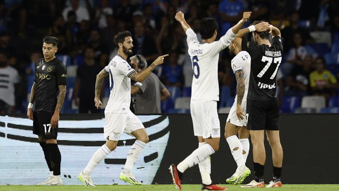 Lazios Felipe Anderson, second left, celebrates after scoring their sides first goal of the Serie A soccer match between SSC Napoli and Lazio Rome at the Diego Armando Maradona stadium in Naples, Italy, Saturday Sept. 2, 2023. (Alessandro Garofalo/LaPresse via AP)