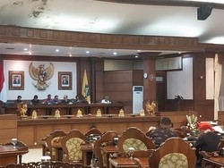 Demokrat Cecar Koster, Gaji Penjaga Gunung Memberatkan-Lawan Aturan