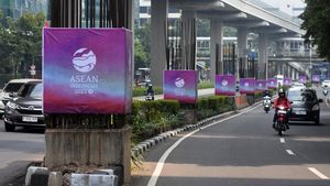 Potret Tiang Monorel Dipasang Spanduk KTT ASEAN