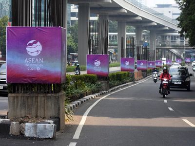 Potret Tiang Monorel Dipasang Spanduk KTT ASEAN