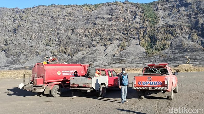 Kebakaran Savana Gunung Bromo Padam, Tapi Asap Masih Tampak di Bukit B-29
