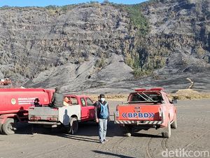 Kebakaran Savana Gunung Bromo Padam, Tapi Asap Masih Tampak di Bukit B-29 Kebakaran Savana Gunung Bromo Padam, Tapi Asap Masih Tampak di Bukit B-29