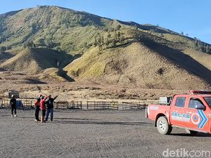 Jalur Wisata Gunung Bromo Kembali Dibuka Usai Kebakaran Padam
