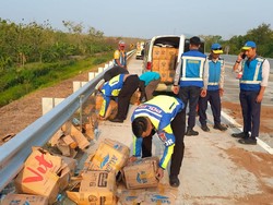 Pecah Ban, Gran Max Muat Arak Terguling di Tol Madiun