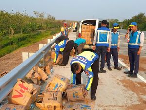 Pecah Ban, Gran Max Muat Arak Terguling di Tol Madiun Pecah Ban, Gran Max Muat Arak Terguling di Tol Madiun