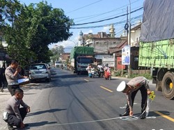 2 Bule Rumania Adu Jangkrik dengan Dump Truk di Lombok, 1 Tewas