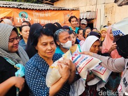 Kala Hermayasari dan Neni Rela Berdesakan demi Sekarung Beras