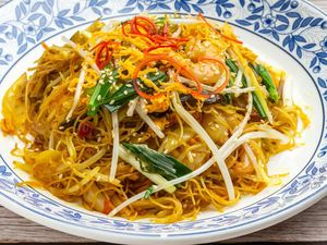 Menu Harian Ramadan 26: Menu ala Resto! Bihun Goreng Singapura dan Ayam Goreng Mentega