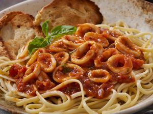 Resep Fettuccine Saus Cumi Tomat yang Mulur Segar Untuk Makan Malam Resep Fettuccine Saus Cumi Tomat yang Mulur Segar Untuk Makan Malam