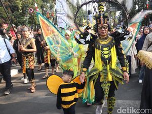 Berkostum Capung, Ridwan Kamil Jalan Ikut Karnaval WJF 2023 Berkostum Capung, Ridwan Kamil Jalan Ikut Karnaval WJF 2023