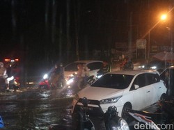 Jalan Dekat Unimed Banjir Akibat Hujan Deras, Sejumlah Motor Mogok