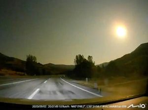 Terekam Kamera! Penampakan Meteor Bercahaya Hijau di Langit Turki