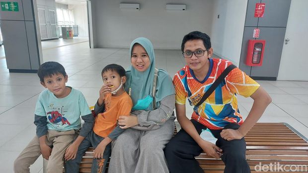 Warga ajak keluarga bolak-balik jajal LRT di akhir pekan (Ondang/detikcom).
