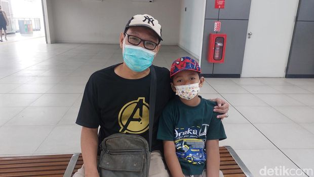 Warga ajak keluarga bolak-balik jajal LRT di akhir pekan (Ondang/detikcom).