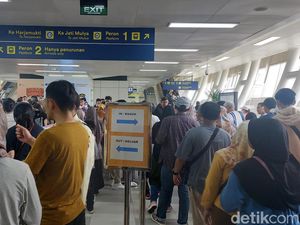 Akhir Pekan, Masih Banyak Warga yang Ingin Mencoba LRT Jabodebek