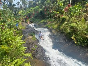 Serunya Menjajal Perosotan Alami di Water Slide Lemukih