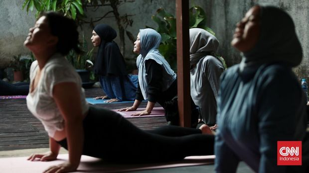 Yoga untuk Solusi Akibat Polusi Yoga dengan konsep luar ruangan memberikan dampak positif untuk kesehatan yang didukung dengan udara yang bersih. Minggu (3/9/2023). CNN Indonesia / Andry Novelino