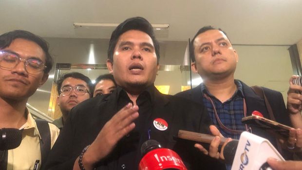 Asosisasi Lawyer Muslim Indonesia (ALMI) mengadukan sebanyak 26 artis mulai dari komedian hingga penyanyi ke Bareskrim Polri. Puluhan artis itu diadukan karena diduga mempromosikan konten judi online.
