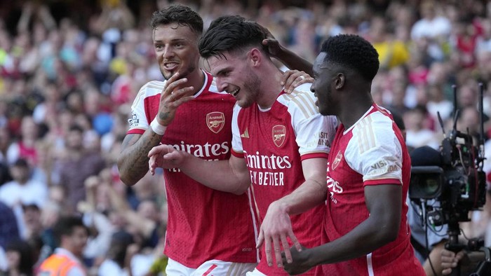 Arsenals Declan Rice, center, celebrates with teammates after scoring his sides second goal during the English Premier League soccer match between Arsenal and Manchester United at Emirates stadium in London, Sunday, Sept. 3, 2023. (AP Photo/Kirsty Wigglesworth)
