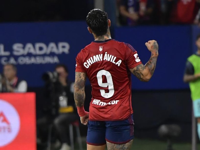 Barcelona menjaga start positifnya di LaLiga dengan meraih kemenangan di markas Osasuna. Blaugrana memetik tiga poin usai menang 2-1. Duel Osasuna vs Barcelona dalam lanjutan LaLiga digelar di Estadio El Sadar, Senin (4/9) dini hari WIB.