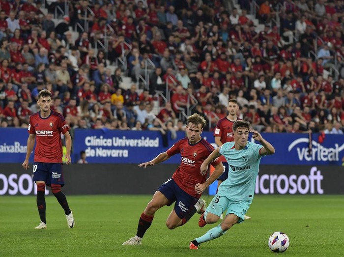 Barcelona menjaga start positifnya di LaLiga dengan meraih kemenangan di markas Osasuna. Blaugrana memetik tiga poin usai menang 2-1. Duel Osasuna vs Barcelona dalam lanjutan LaLiga digelar di Estadio El Sadar, Senin (4/9) dini hari WIB.