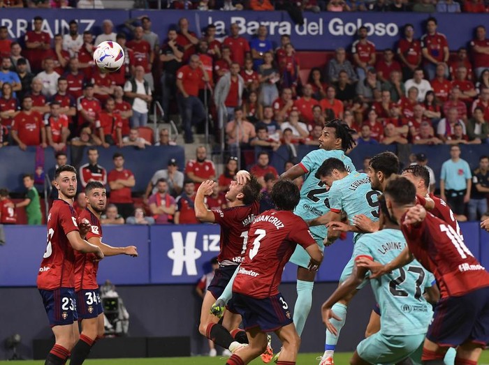 Barcelona menjaga start positifnya di LaLiga dengan meraih kemenangan di markas Osasuna. Blaugrana memetik tiga poin usai menang 2-1. Duel Osasuna vs Barcelona dalam lanjutan LaLiga digelar di Estadio El Sadar, Senin (4/9) dini hari WIB.
