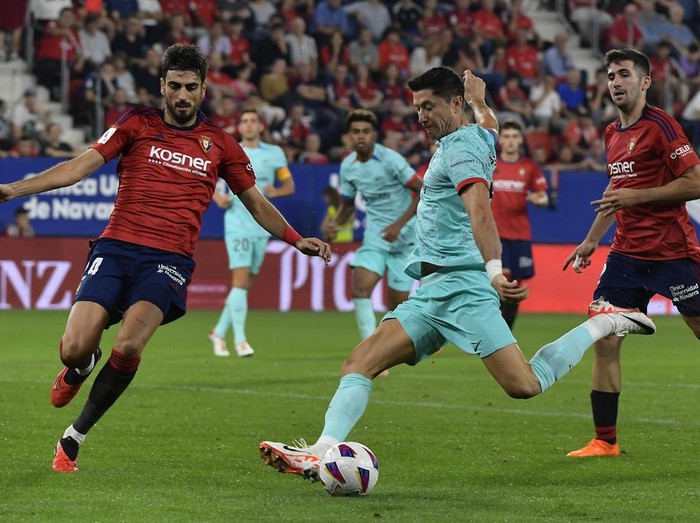 Barcelona menjaga start positifnya di LaLiga dengan meraih kemenangan di markas Osasuna. Blaugrana memetik tiga poin usai menang 2-1. Duel Osasuna vs Barcelona dalam lanjutan LaLiga digelar di Estadio El Sadar, Senin (4/9) dini hari WIB.