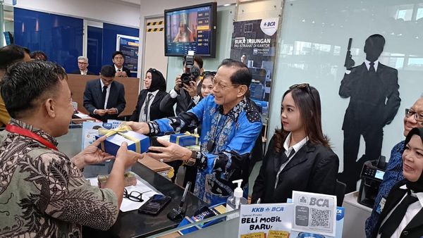 Rayakan Hari Pelanggan Nasional, BCA Bagikan Cenderamata