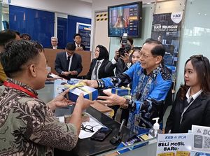 Rayakan Hari Pelanggan Nasional, BCA Bagikan Cenderamata Rayakan Hari Pelanggan Nasional, BCA Bagikan Cenderamata