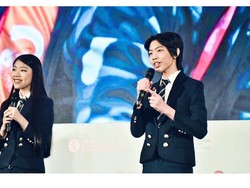 Keren! Mischka dan Devon Terima Penghargaan Youth Achievement Record