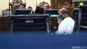 Dicecar Jaksa, Lukas Enembe Ngamuk Lempar Mik di Ruang Sidang