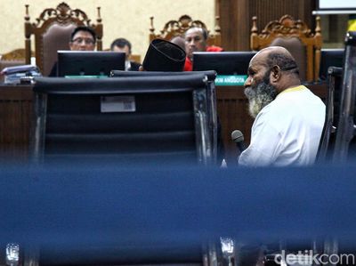 Dicecar Jaksa, Lukas Enembe Ngamuk Lempar Mik di Ruang Sidang