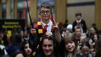 Fans Harry Potter Penuhi Stasiun Kings Cross London Rayakan Hogwarts Day