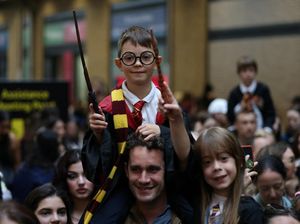 Fans Harry Potter Penuhi Stasiun Kings Cross London Rayakan Hogwarts Day Fans Harry Potter Penuhi Stasiun Kings Cross London Rayakan Hogwarts Day