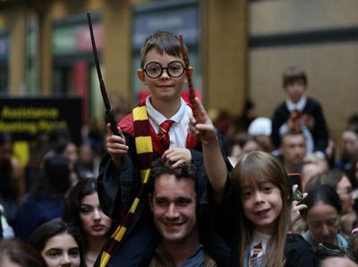 Fans Harry Potter Penuhi Stasiun Kings Cross London Rayakan Hogwarts Day