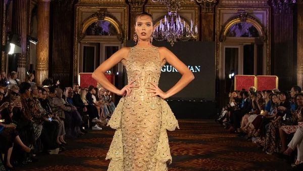 10 Foto Gaun Malam Serba Emas Karya Ivan Gunawan di Front Row Paris 2023