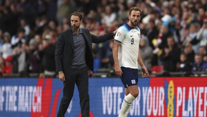 Englands coach Gareth Southgate, left, salutes Englands Harry Kane, as he leaves the pitch after being substituted during the Euro 2024 group C qualifying soccer match between England and Ukraine at Wembley Stadium in London, Sunday, March 26, 2023.(AP Photo/Ian Walton)