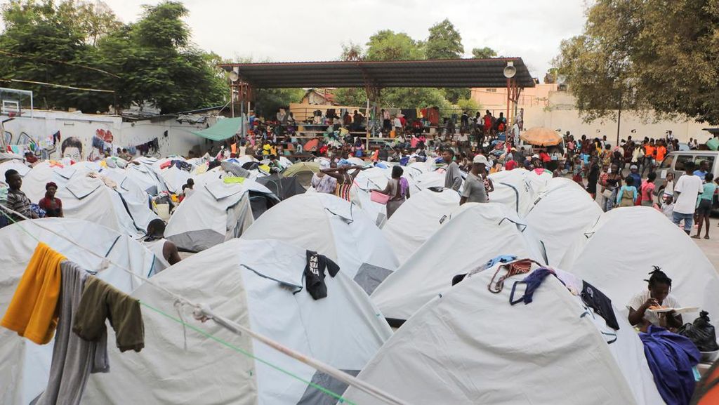 Geng Kriminal Makin Sadis, Ribuan Warga Haiti Mengungsi di GOR Geng Kriminal Makin Sadis, Ribuan Warga Haiti Mengungsi di GOR