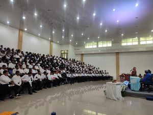 Pj Gubernur Papua Barat Klaim Angka Kemiskinan Turun 1,29% Setahun Terakhir Pj Gubernur Papua Barat Klaim Angka Kemiskinan Turun 1,29% Setahun Terakhir