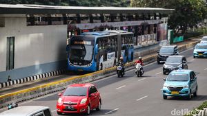 Halte Karet Kembali Layani Penumpang TransJakarta