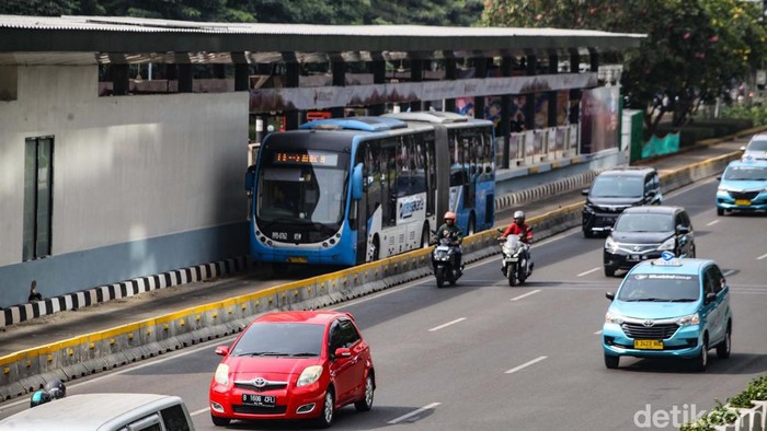 Halte Karet Kembali Layani Penumpang TransJakarta Halte TransJakarta Karet di Jakarta Pusat yang sempat direvitalisasi sekarang buka kembali. Halte tersebut telah melayani penumpang TransJakarta.
